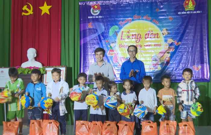 Trung thu đến với trẻ em có hoàn cảnh khó khăn ở huyện Mỹ Xuyên 